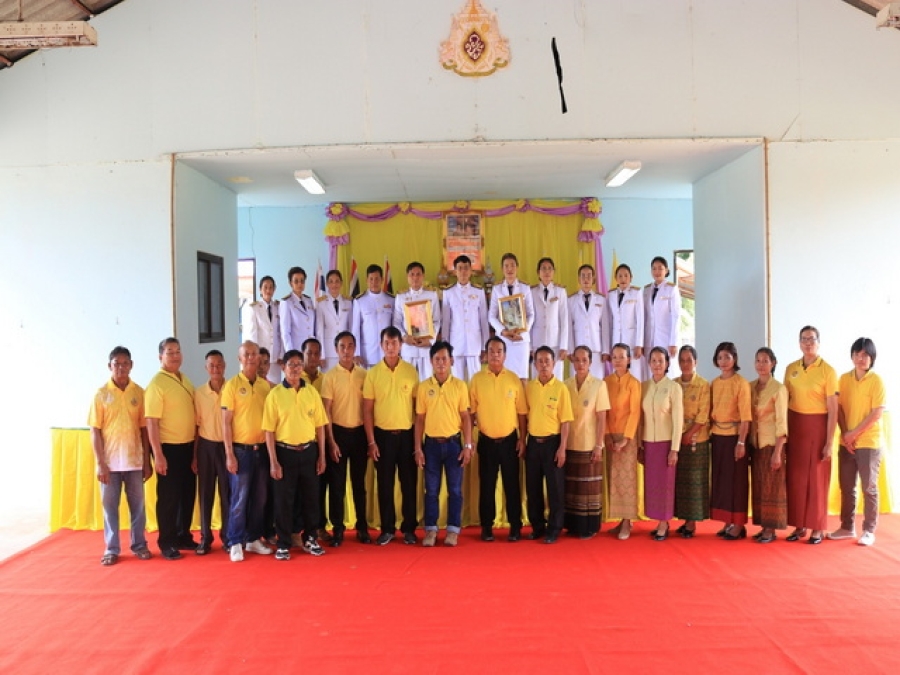 พิธีรับพระราชทานพระบรมฉายาลักษณ์พระบาทสมเด็จพระเจ้าอยู่หัวที่ฉายกับสมเด็จพระนางเจ้าฯ พระบรมราชินี